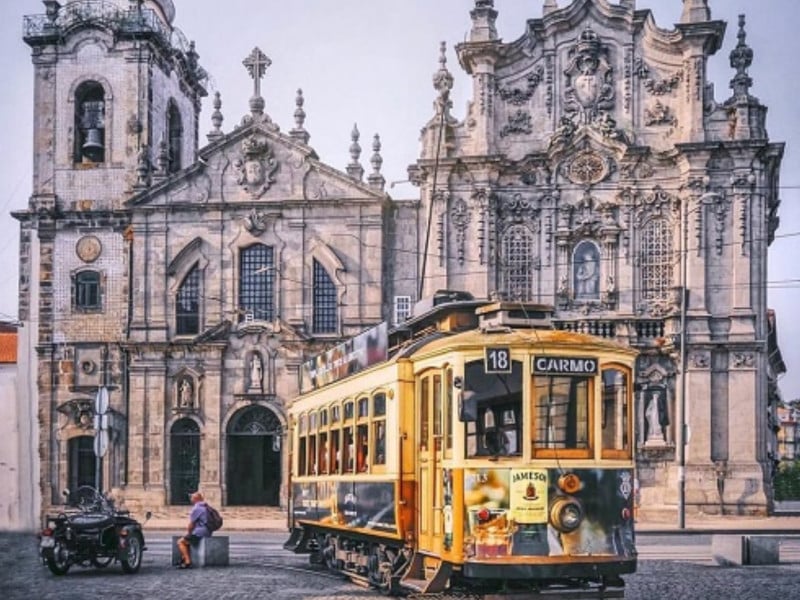 Solo traveler in Porto