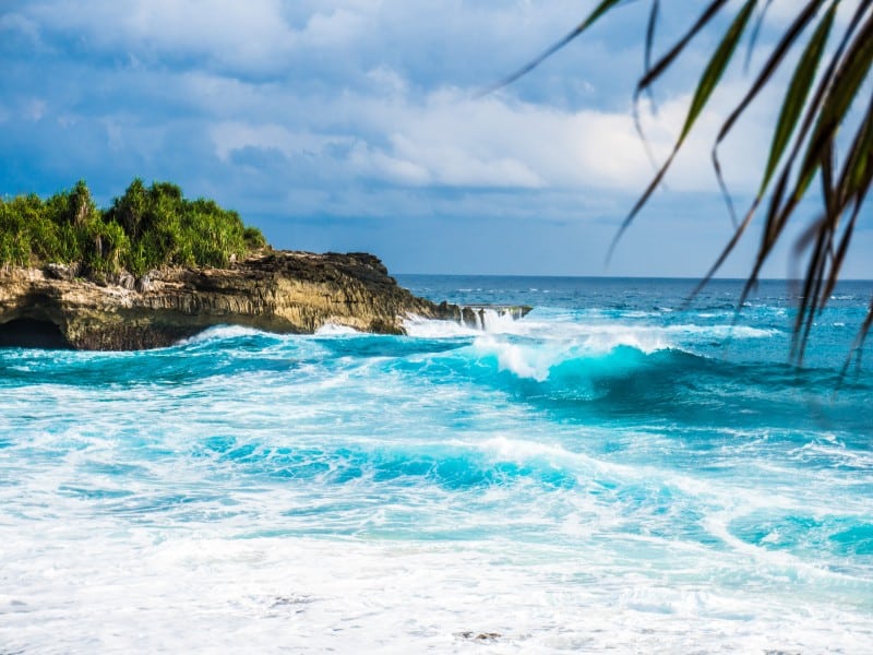 Nusa Lembongan waves crashing